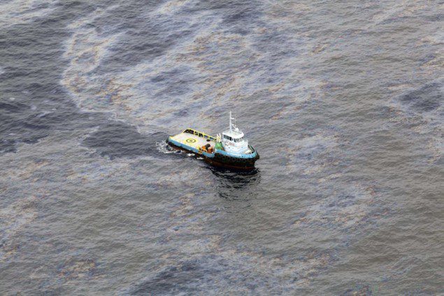 An aerial view is seen of oil that seeped off the coast of Rio de Janeiro, caused by a well drilled by Chevron at Frade, on the water in Campos Basin in Rio de Janeiro state November 18, 2011. REUTERS/Rogerio Santana/Handout